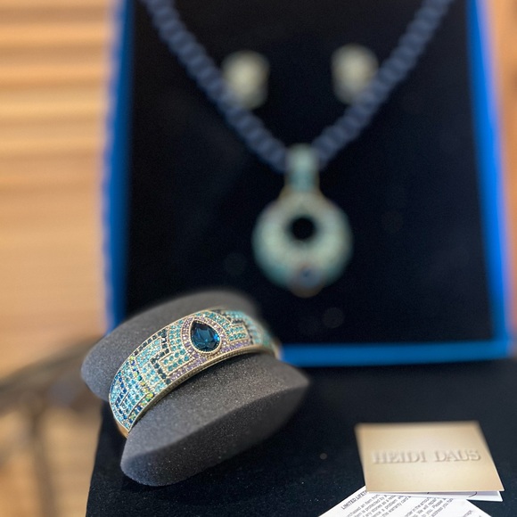 Heidi Daus Navy & Aqua Pearl & Crystal Necklace/Bracelet/Earrings Set NWT 💙💎 - Picture 9 of 12
